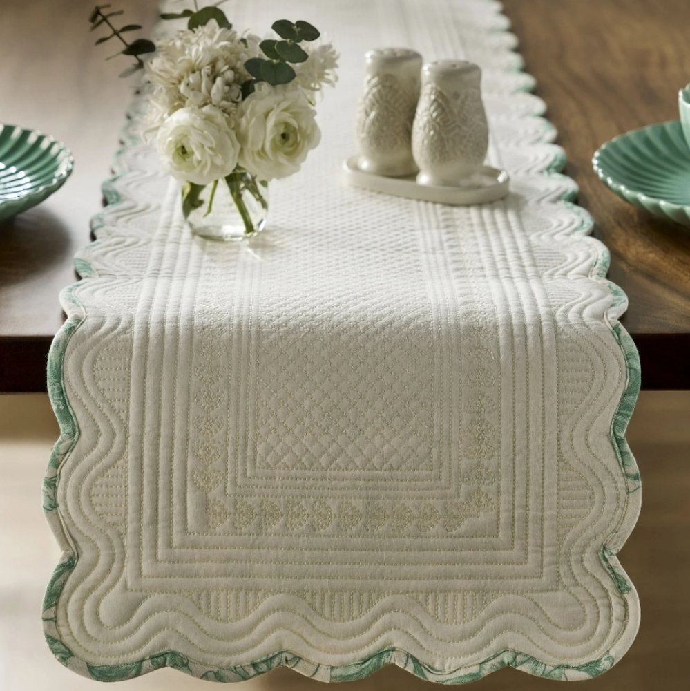 💕 2025 New The Pioneer Woman Agatha  Green Quilted Table Runner Linens
